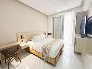 a hotel room with a bed and a television at Casa Helena Hotel Centro Historico in Cartagena de Indias