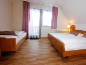 Een bed of bedden in een kamer bij Gästehaus Absbachtal