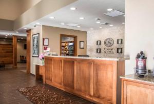 a lobby of a hotel with a bar at Comfort Suites Hartville-North Canton in Uniontown