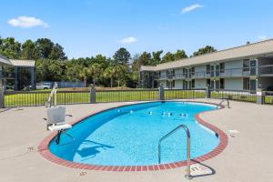 a swimming pool in front of a building at Quality Inn Sumter near Shaw AFB in Sumter