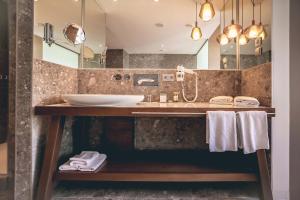 a bathroom with a sink and a large mirror at Das Sonnreich - Thermenhotel Loipersdorf in Loipersdorf bei Fürstenfeld