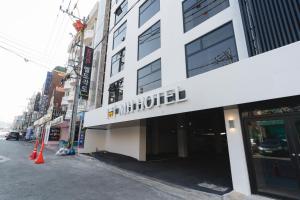 ein Gebäude mit einem Schild an der Straßenseite in der Unterkunft MH Hotel 2 in Jeonju