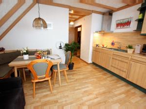 uma cozinha e sala de jantar com uma mesa e um lavatório em Gästehaus Absbachtal em Bad Rippoldsau-Schapbach