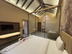 a room with a bed and a tv at Hotel Anan Palace in Ābu Road +40 photos