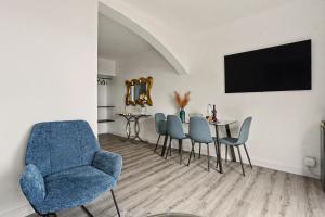 a living room with a table and chairs and a tv at Lobo's House in Câmara de Lobos