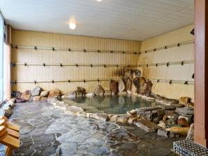 a room with a pool of water in the middle of a room at Shirahama Onsen Kisyu Hanto in Shirahama