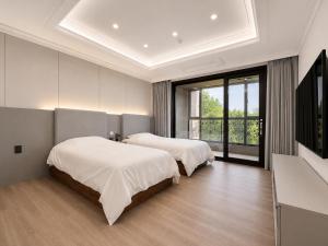 a bedroom with two beds and a large window at Seosansoo Golf & Resort in Seosan +63 photos