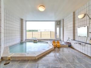a bathroom with a hot tub in a room with a window at Shirahama Onsen Kisyu Hanto in Shirahama +95 photos