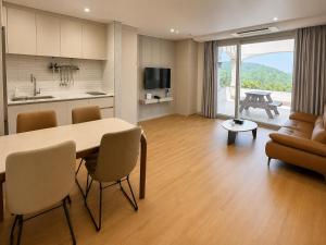 a kitchen and living room with a table and chairs at Seosansoo Golf & Resort in Seosan