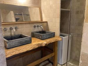 a bathroom with two sinks and a shower at Charmant duplex 8 couchages 75 m2, terrasse 12 m2 dans village typique héraultais in Tourbes