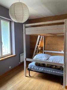 a bedroom with a bunk bed with a ladder at Charmant duplex 8 couchages 75 m2, terrasse 12 m2 dans village typique héraultais in Tourbes