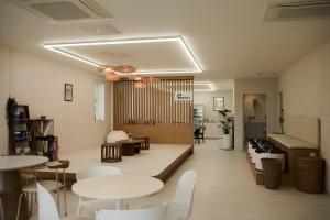 a waiting room with tables and chairs in a store at 쉼스테이 in Myŏnghag-yŏk