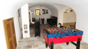 a room with a foosball table in the middle at Ferienwohnung Langhof in Schernfeld