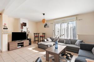 a living room with a couch and a tv at Le Karush proche chambord in Mer