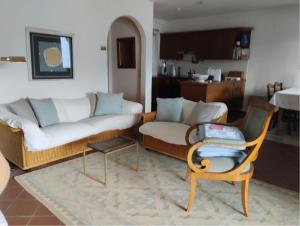 ein Wohnzimmer mit Sofa und Sessel in der Unterkunft Brilago 4 in Brissago