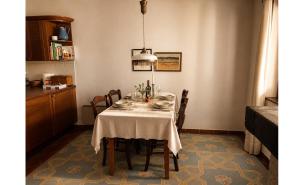 ein Esstisch mit einer weißen Tischdecke in der Unterkunft Brilago 4 in Brissago + 10 Fotos