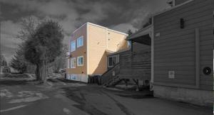 a house that is sitting next to a building at Appartement tout inclus - Longs séjours in Mirabel