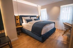a bedroom with a large bed in a room at Hotel zum Kaiserdom in Speyer