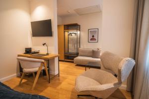 a room with a desk and a chair and a computer at Hotel zum Kaiserdom in Speyer