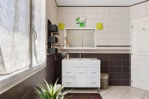 a bathroom with a white sink and a mirror at Le Refuge des deux Cœurs - Beauval in Villefranche-Sur-Cher +20 photos