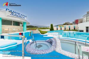 a water slide in a swimming pool at a resort at Spa Resort Hawaiians Hotel Hawaiians in Iwaki