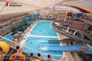 a large indoor swimming pool in a mall at Spa Resort Hawaiians Hotel Hawaiians in Iwaki