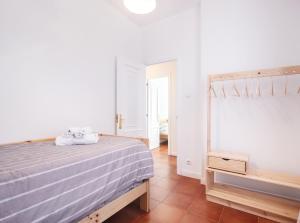 a white bedroom with a bed and a mirror at Casa Raxón Ferrol in Ferrol