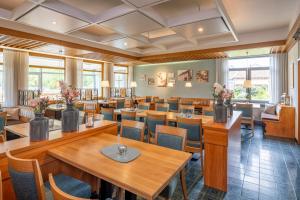 a large dining room with tables and chairs at Hotel Centgraf in Buergstadt