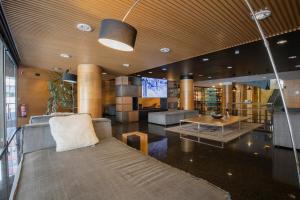 ein Wohnzimmer mit Sofa und Tisch in der Unterkunft Hotel Nexta Escaldes in Andorra la Vella