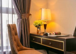 a room with a desk with a lamp and a chair at Ryan Barnett home in Puerto Deseado