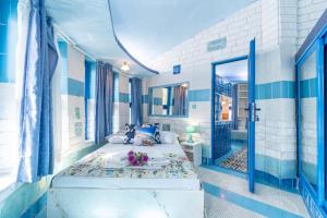 a bedroom with a bed in a room with a tub at Paco's Resort Superior Villa 6 in Oziás