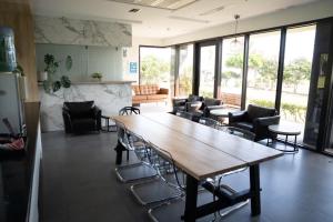 a large room with a table and chairs at Wangan 175 B&B in Shui-wa-chüeh