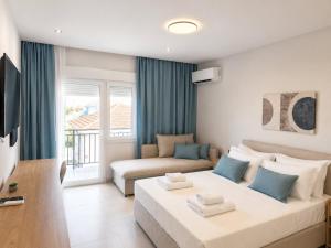 a living room with a large bed and a couch at Aura di centro Thassos in Limenas