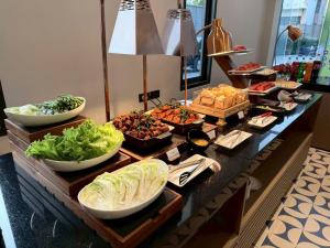 ein Buffet mit verschiedenen Speisen auf einem Tisch in der Unterkunft Mehtan Hotel in Mae Sot