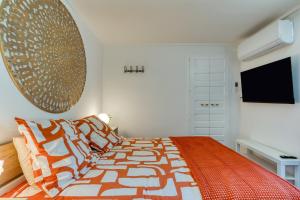 a bedroom with a bed and a flat screen tv at Chambre jardin in Lunel