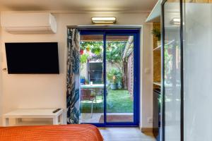a room with a door leading to a garden at Chambre jardin in Lunel