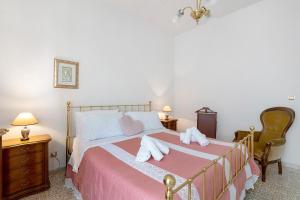 a bedroom with a bed with towels on it at Casa Ortensia in Spoleto