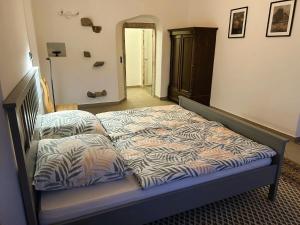 a bed with two pillows on it in a room at Rittergut Hohenfichte Herrenhaus in Leubsdorf
