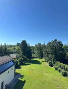 an overhead view of a yard with a building and trees at Apartment Hafingervilla in Sankt Pölten