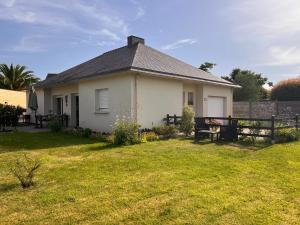 a small white house with a grass yard at L'écrin d'Ar Prajou in Plouénan
