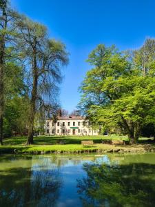 a park with a building and a pond with trees at Garden Loft by Veneto Villa in Albignasego