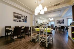 a dining room with a green table and chairs at Sercotel Las Estrellas in Ciempozuelos