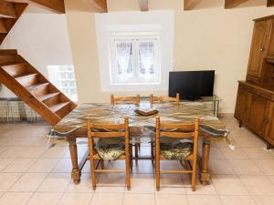 a dining room with a table and four chairs at L'Authentique - 5 Voyageurs - Château à 150m in Villeneuve