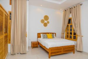 a bedroom with a bed and a window at MIRAMAR Ruhondo Resort in Muhororo +279 photos