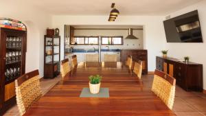 a large dining room with chairs and a table at Cortijo Santa Cruz in Almuñécar