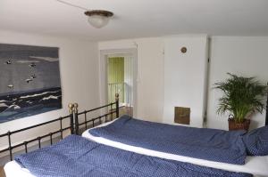 a bedroom with a bed and a painting on the wall at Grönhagen in Loftahammar
