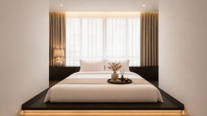 a bedroom with a large white bed and a window at 云涧江景酒店-重庆解放碑店 Chongqing Yunjian High-altitude River View Hotel-Jiefangbei Hongyadon in Chongqing