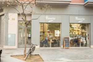 uma bicicleta estacionada em frente a um restaurante em Habitaciones Barra89 em Valência