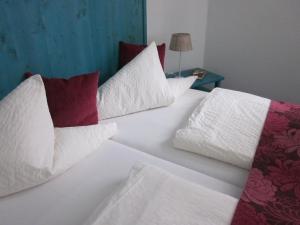 - un lit blanc avec des oreillers blancs et une table dans l'établissement Hotel Anlage Heidelberg, à Heidelberg