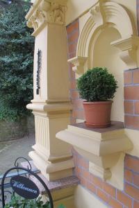 uma planta de vasos na lateral de um edifício em Hotel Anlage Heidelberg em Heidelberg